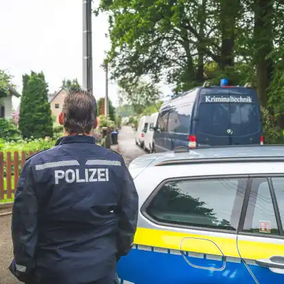 Polizeibeamte in der Nähe des Tatorts in Tirpersdorf.