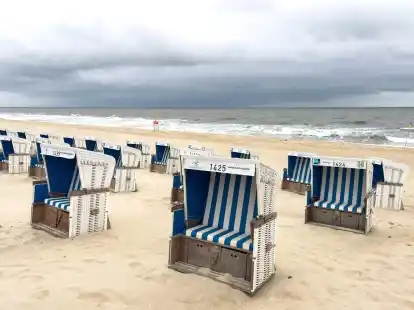 Strandkörbe bei bewölktem Himmel und Temperaturen um 15 Grad Celsius am Strand von Westerland.
