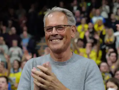 Hermann Schüller schaut bei einem Spiel der EWE Baskets Oldenburg aufs Feld. Der Geschäftsführer des Basketball-Bundesligisten ist mit dem Verlauf der vergangenen Saison nicht zufrieden.