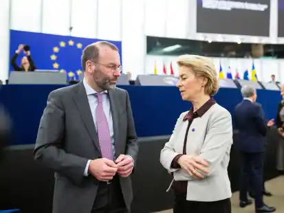 Manfred Weber (CSU, links), Fraktionsvorsitzender der EVP, und EU-Kommissionspräsidentin Ursula von der Leyen (CDU, Fraktion EVP) unterhalten sich vor Beginn der Sitzung im Plenarsaal des Europäischen Parlaments in Straßburg. (Archivbild)