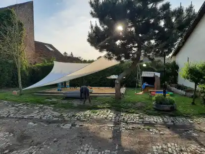 Zwar wirklich sch&ouml;n gemacht - f&uuml;r die Familie dennoch nur ein kleiner Trost: das selbstgebaute &bdquo;kleine Wangerooge&ldquo; auf dem heimischen Bauernhof.