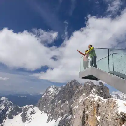 Neue Attraktion an der Dachstein-Bergstation: Besucher können eine Himmelsleiter erklimmen, die einen beeindruckenden Blick auf die Berge bietet.