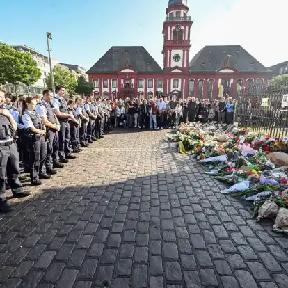 Polizistinnen und Polizisten gedenken bei der Kundgebung «Mannheim hält zusammen» ihres getöteten Kollegen.