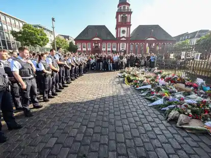 Polizistinnen und Polizisten gedenken bei der Kundgebung &laquo;Mannheim h&auml;lt zusammen&raquo; ihres get&ouml;teten Kollegen.