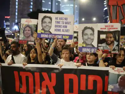 Angehörige von Geiseln und ihre Unterstützer fordern die israelische Regierung bei einer Demonstration dazu auf, ein Waffenstillstandsabkommen mit der Hamas zu unterzeichnen.