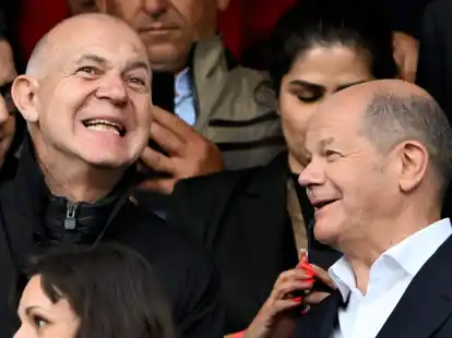 Scholz (r) verfolgte das Spiel neben DFB-Pr&auml;sident Neuendorf auf der Trib&uuml;ne.