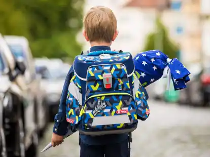 Passt alles? Damit der Ranzen richtig sitzt, sollte man Tr&auml;ger und Gurte passend zum R&uuml;cken einstellen.