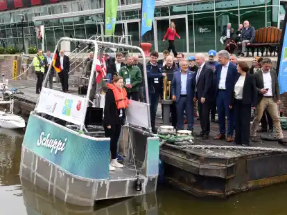 Im Beisein von Hafensenatorin Kristina Vogt (2. von rechts) wurde am Rande des Symposiums f&uuml;r Maritime Sicherheit der Alu-Prototyp &bdquo;Schuppi&ldquo; getauft. Die gerade drei Meter lange F&auml;hre, gebaut von der Lloyd Werft, soll k&uuml;nftig ohne Besatzung in den H&auml;fen Passagiere transportieren.