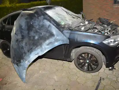 Der BMW des Anschlagsopfers ist nach der Detonation nur noch Schrott.
