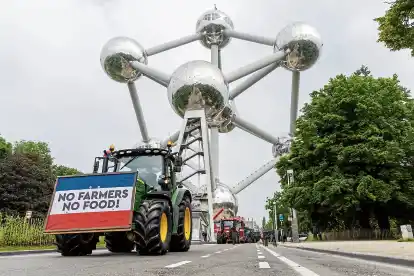 Landwirte mit ihren Traktoren versammelten sich wenige Tage vor der Europawahl vor dem Atomium in Brüssel.
