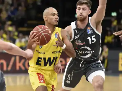 Haben in der kommenden Saison jeweils ein Heimspiel weniger: die Bundesligisten EWE Baskets Oldenburg (gelbes Trikot/hier Geno Crandall) und Rasta Vechta (Ryan Schwieger)