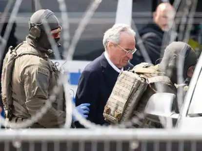 Die Bundesanwaltschaft legt den insgesamt neun Beschuldigten im Prozess gegen die mutma&szlig;liche &laquo;Reichsb&uuml;rger&raquo;-Gruppe um Prinz Reu&szlig; unter anderem die Mitgliedschaft in einer terroristischen Vereinigung zur Last.