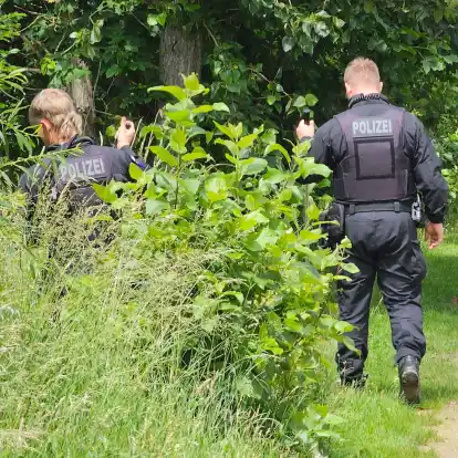 Polizisten suchen im sächsischen Döbeln nach einem vermissten Mädchen.