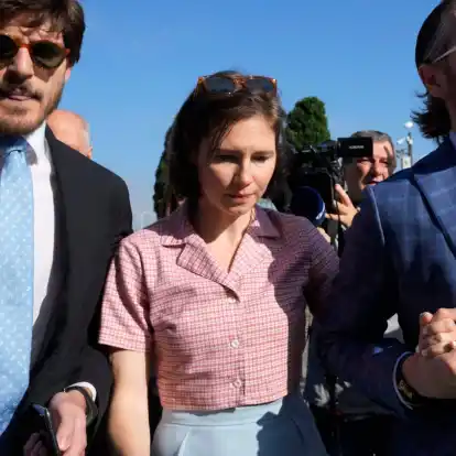 Amanda Knox (m.) mit ihrem Ehemann Christopher Robinson (r) in Florenz.