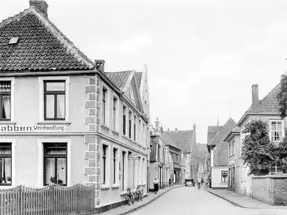 In den Mauern des heutigen Restaurant-Bistros Sturmfrei an der Steinstra&szlig;e in Esens befand sich einst die Tabak- und Weinhandlung Habben (links), sp&auml;ter das Fischfachgesch&auml;ft Ihmann/Schwarz.