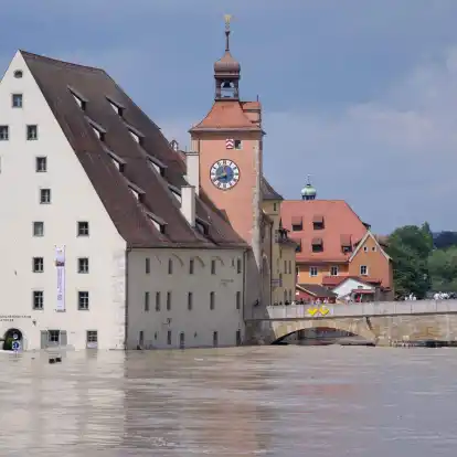 Hochwasser in Regensburg an der  Steinernen Br&uuml;cke.