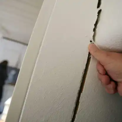 Eine schlechte Bauausf&uuml;hrung, minderwertige Materialien oder Fehler bei der Planung k&ouml;nnen zu solchen Rissen f&uuml;hren - nicht immer zeigen sich Baum&auml;ngel so offensichtlich wie hier.