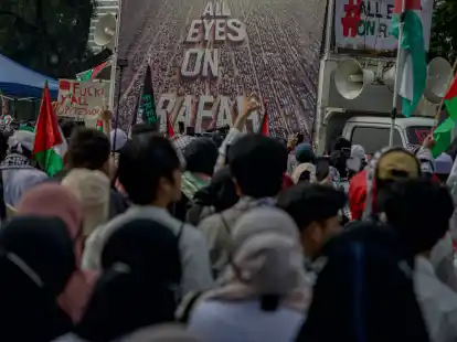 Pro-palästinensische Proteste vor der US-Botschaft in Jakarta (Indonesien): Im Hintergrund ist das KI-generierte Bild „all eyes on Rafah“ zu sehen. Dieses geht zurzeit in den „sozialen Medien“ viral.