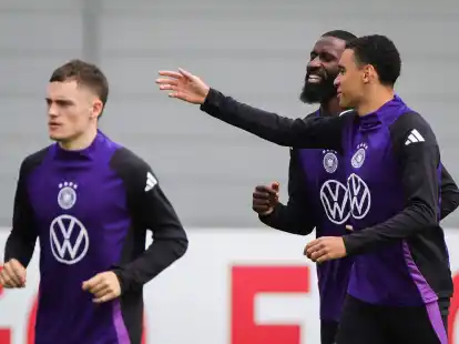 Antonio R&uuml;diger (M) stand erstmals mit den Teamkollegen w&auml;hrend der EM-Vorbereitung auf dem Platz.