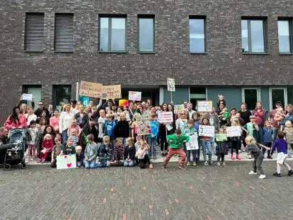 Fuhren mit R&auml;dern zur Sitzung des Schulausschusses bei der Stadtverwaltung: Eltern und Kinder aus der Grundschule Wechloy.
