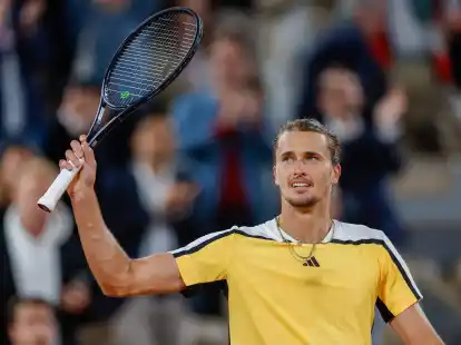 Der deutsche Alexander Zverev feiert seinen Sieg im Viertelfinale und zieht damit zum 4. Mal in Folge ins Halbfinale der French Open.
