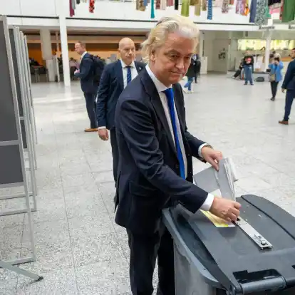 Geert Wilders von der radikal-rechten Partei für die Freiheit (PVV) während seiner Stimmabgabe in Den Haag zur Europawahl.