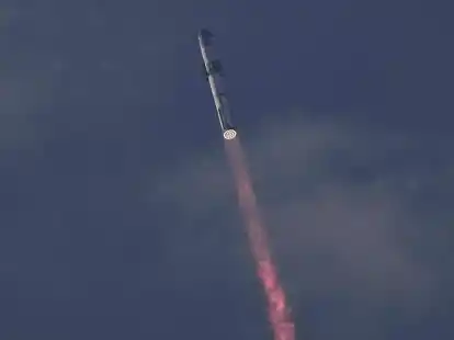 SpaceX's Mega-Rakete Starship bei ihrem dritten Testflug - ein weiterer Teststart steht bevor.