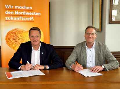 Landrat Holger Heymann (links) und Sascha Zink von Glasfaser Nordwest unterzeichneten am Montag eine Kooperationsvereinbarung.