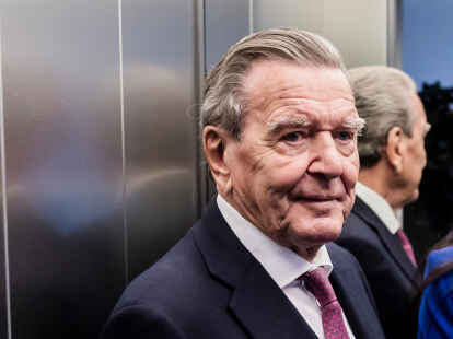 Altkanzler Gerhard Schröder im Oberverwaltungsgericht (OVG) Berlin-Brandenburg nach der mündlichen Verhandlung im Prozess um den Verlust seines Büros im Bundestag in einem Aufzug. Das Gericht wies Schröders Klage am Donnerstag ab.