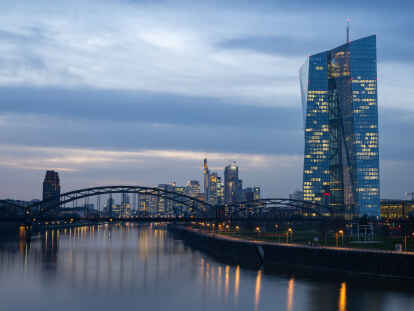 Die Europäische Zentralbank (EZB) ragt vor der Bankenskyline von Frankfurt in den abendlichen Himmel.