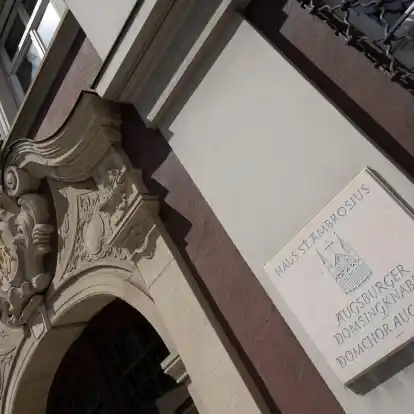 Das Haus Ambrosius ist Sitz der Augsburger Domsingknaben. Eine frühere Hilfskraft bei dem katholischen Knabenchor muss sich vor Gericht verantworten.