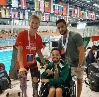 Para-Schwimmerin Tina Deeken traf bei den Internationalen Deutschen Meisterschaften in Berlin einen Behindertensportler aus Saudi-Arabien und dessen Betreuer, denen sie schon einmal in Ägypten begegnet war, wieder.