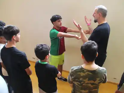 Üben in der Heinz-zu-Jührden-Halle: Trainer Carsten Metz zeigt im Workshop, wie die Schüler mit Provokationen umgehen können.