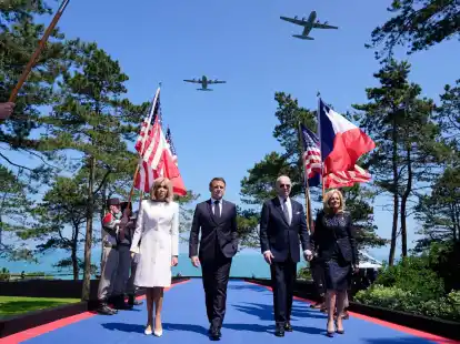Der französische Präsident Emmanuel Macron und US-Präsident Joe Biden danken mit ihren Reden in der Normandie den alliierten Soldaten für ihren Einsatz im Zweiten Weltkrieg.