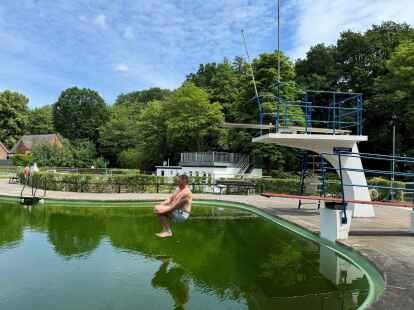 Eröffnet mit einem Sprung ins kalte Wasser den Start in die neue Saison vom Naturbad Hude: Bürgermeister Jörg Skatulla