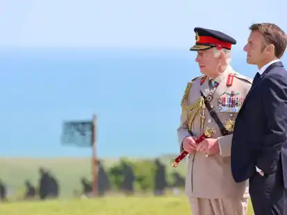 Gemeinsam stehen der britische König Charles III. und der französische Präsident Emmanuel Macron an der Atlantikküste in der Normandie. Am 6. Juni 1944 landeten hier die Soldaten der Alliierten.
