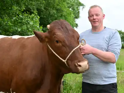 Milchbauer Heino mit seiner Kuh Frieda.