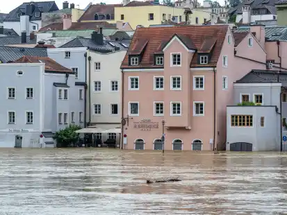 Teile der Altstadt sind vom Hochwasser der Donau überschwemmt. +++ dpa-Bildfunk +++