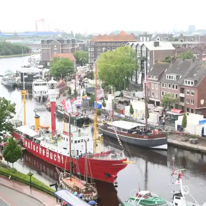 Roter Blickfang: das Feuerschiff &bdquo;Amrumbank/Deutsche Bucht&ldquo; an seinem Stamm-Liegeplatz im Emder Ratsdelft.