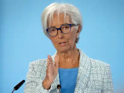 Christine Lagarde, Präsidentin der Europäischen Zentralbank (EZB), gibt nach der Ratssitzung am  6. Juni eine Pressekonferenz. Der Einlagenzins für geparkte Gelder von Geschäftsbanken wird um 0,25 Prozentpunkte auf 3,75 Prozent verringert.