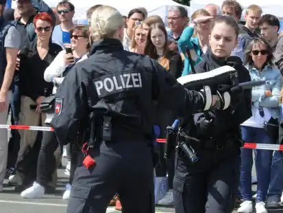 Bei einem Angriff wissen sich Polizisten zu wehren: Beim „Welcome Day“ der Polizeiakademie Niedersachsen wurde auch die Anwendung des Einsatzstockes präsentiert. Über 3200 Besucherinnen und Besucher informierten sich über das Studium und die Polizeiarbeit.
