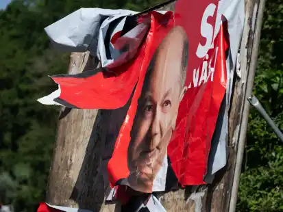 Ende eines Wahlkampfes: ein zerfetztes Wahlplakat der SPD mit Bundeskanzler Scholz