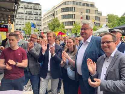 Zunächst verhaltener Beifall: Jan-Christoph Oetjen (3.v.li.) niedersächsischer FDP-Europaabgeordneter, bei Bekanntgabe der ersten Prognose am Wahlabend