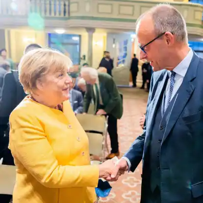 Angela Merkel und Friedrich Merz begrüßen sich bei der Eröffnungsveranstaltung der Bundeskanzler-Helmut-Kohl-Stiftung  im September 2022.