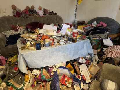 Müll über Müll – in dieser Messie-Wohnung hat über Jahre ein Mensch gelebt. Die Auricher Entrümpler stellte nicht nur der beißende Geruch vor eine Herausforderung.