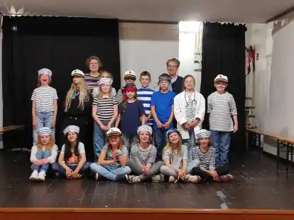 Haben ihre Premiere bereits erfolgreich hinter sich gebracht: die Theater-AG der Grundschule Constantia mit Bühnenleiterin Birgit Frerichs von der Friesenbühne.