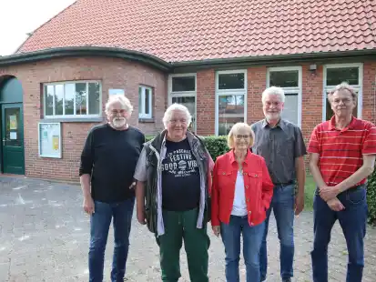 Das Jugendzentrum in Huntlosen wird in diesem Jahr 50 Jahre alt. An die Ursprünge erinnern sich (von links) Dirk Faß, Herwig Stolle, Ortrud Daniels, Uwe Köhrmann und Adolf Warns.