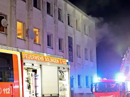 Bei dem Hausbrand in Solingen sind etliche Menschen verletzt worden, darunter auch die Besatzung des ersten eingetroffenen Rettungswagen.