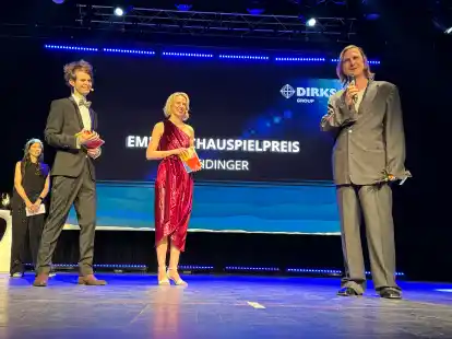 Glücklich über den Preis und zugleich geschockt von den Wahlergebnissen: Lars Eidinger (r.) nahm am Sonntagabend den Schauspielpreis beim 34. Internationalen Filmfest Emden-Norderney in Empfang.