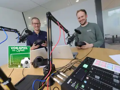 Sie sind die beiden Gastgeber des EM-Podcasts: Lars Blancke (links) und Julian Reusch geben in der ersten Folge ihre Prognosen für das Turnier ab.
